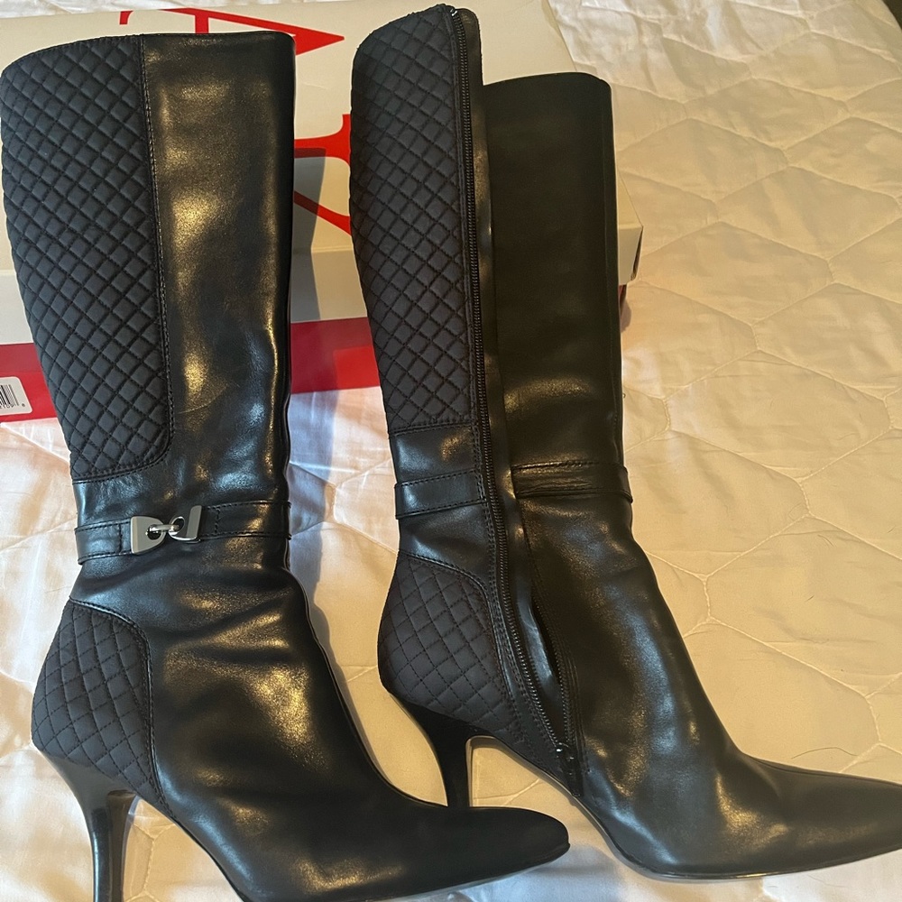 Black leather boots in great condition. Heel is approximately 2.50-2.75